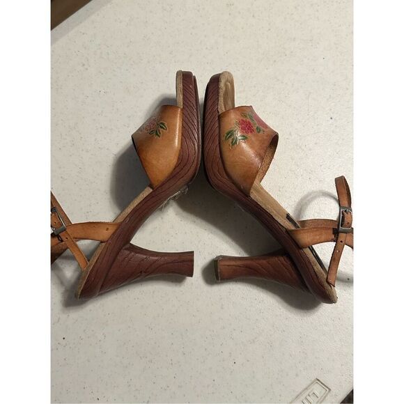 L.e.i Vintage Women's Brown Floral Embossed Leather Heeled Sandals Size 7 - Picture 6 of 11